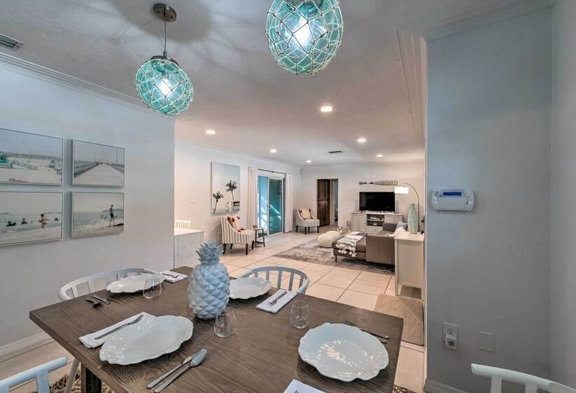 Mid Mod Coastal Home W/ Pool ~ 1 Mile To Beach