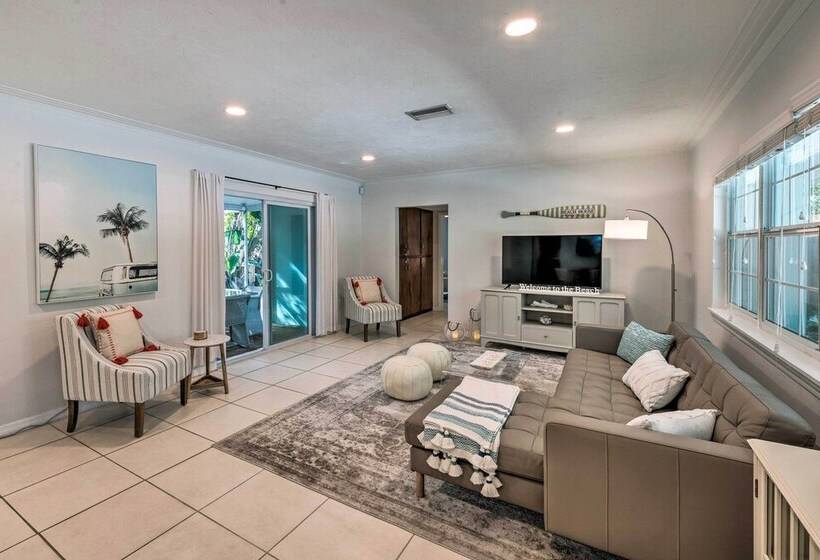 Mid Mod Coastal Home W/ Pool ~ 1 Mile To Beach