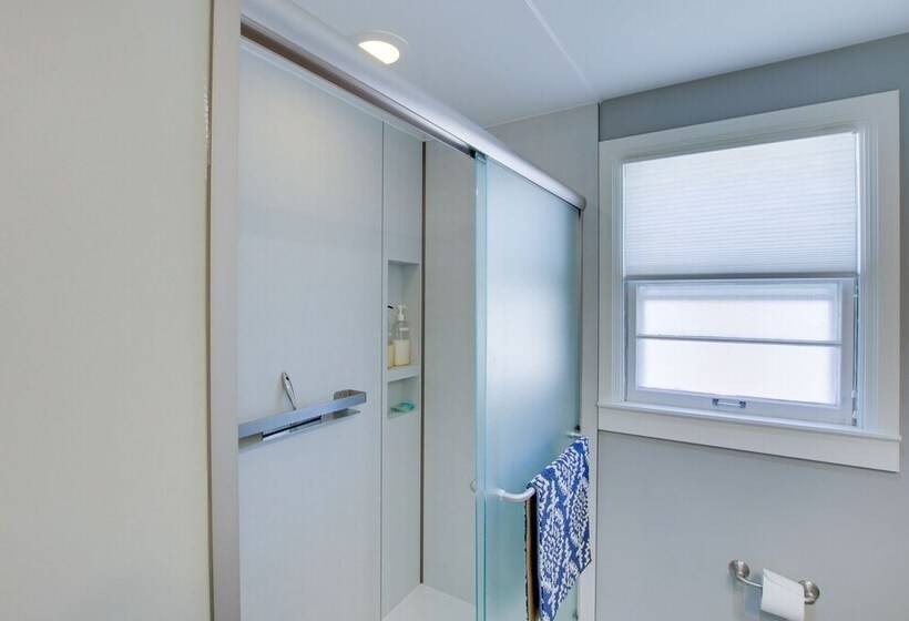 Family Home, 1 Block To Lake Michigan Beach!