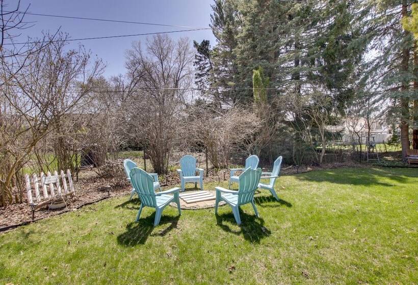 Family Home, 1 Block To Lake Michigan Beach!