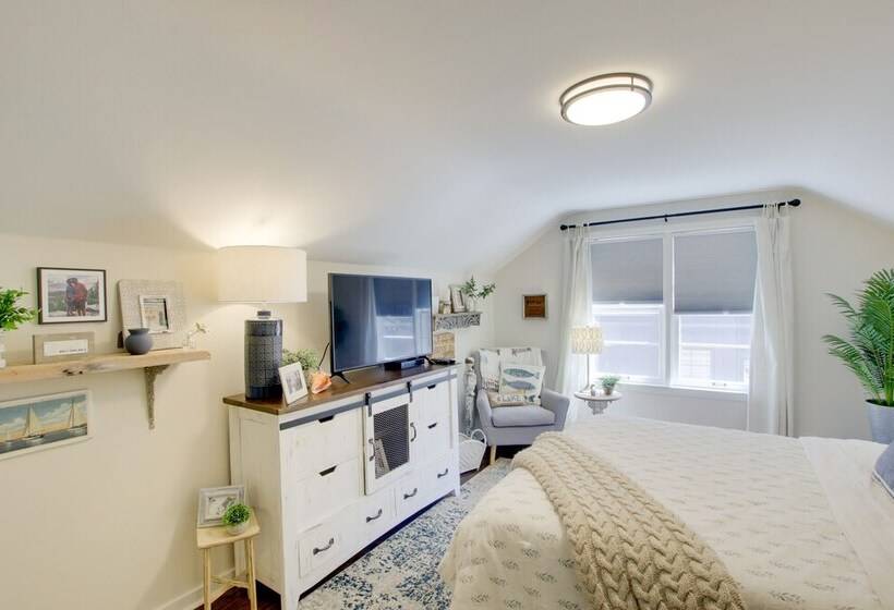 Family Home, 1 Block To Lake Michigan Beach!