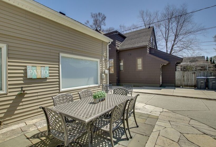 Family Home, 1 Block To Lake Michigan Beach!