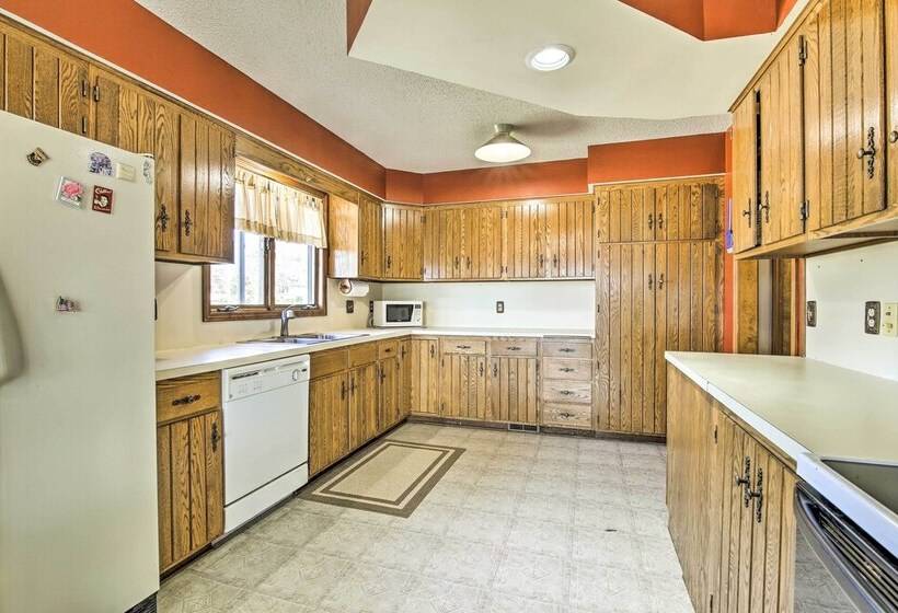 Milford Lake Vacation Rental: Walk To Beach!