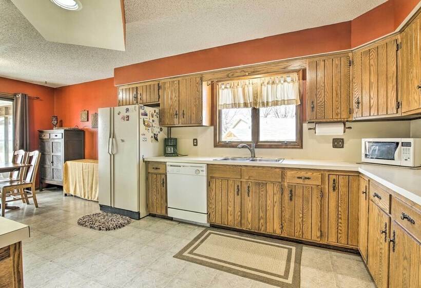 Milford Lake Vacation Rental: Walk To Beach!