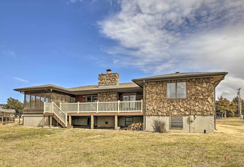 Milford Lake Vacation Rental: Walk To Beach!