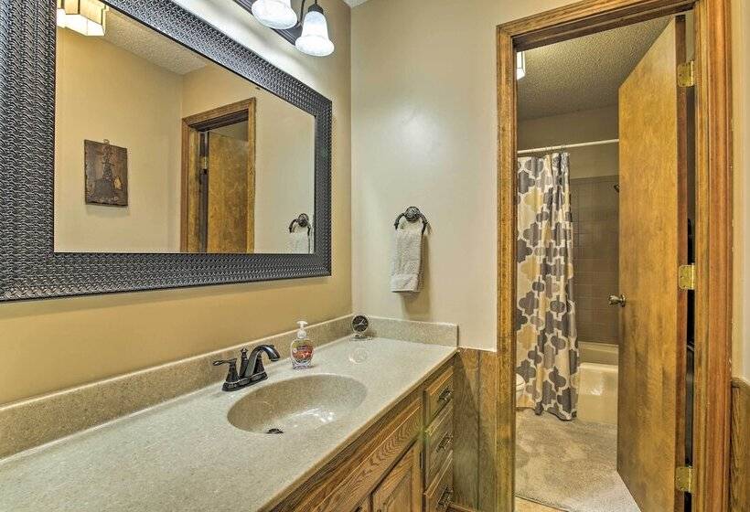 Milford Lake Vacation Rental: Walk To Beach!