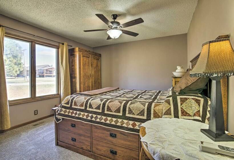 Milford Lake Vacation Rental: Walk To Beach!