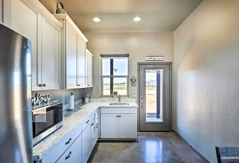 Modern Elgin Home: Walk To Wineries + Pets Welcome