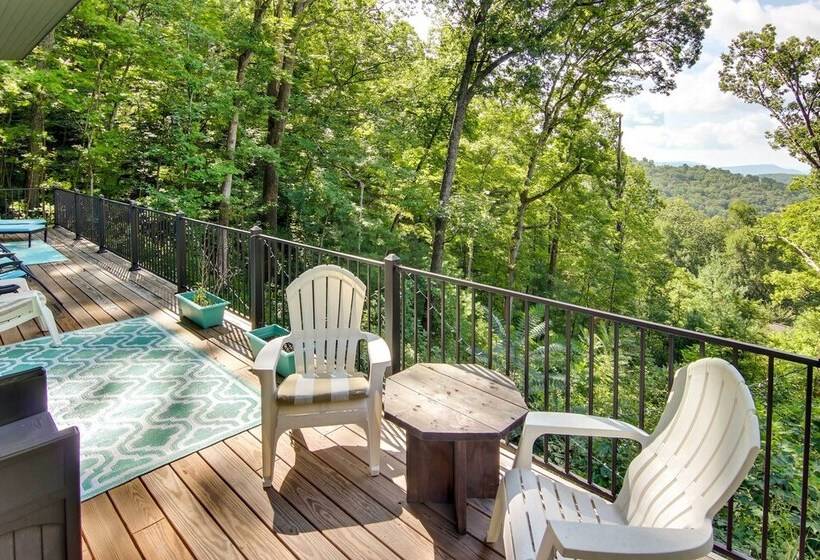 Modern Fairview Retreat: Spacious Deck + Mtn View!