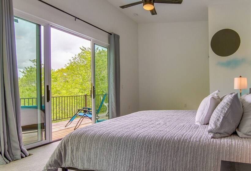 Modern Fairview Retreat: Spacious Deck + Mtn View!