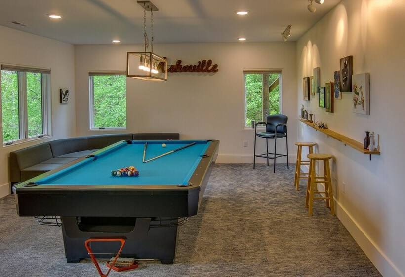 Modern Fairview Retreat: Spacious Deck + Mtn View!
