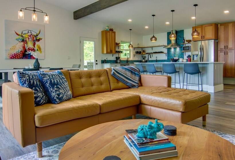 Modern Fairview Retreat: Spacious Deck + Mtn View!