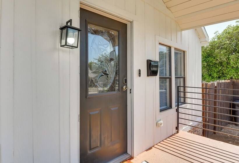 5 Mi To Downtown: Fort Worth Home W/ Yard