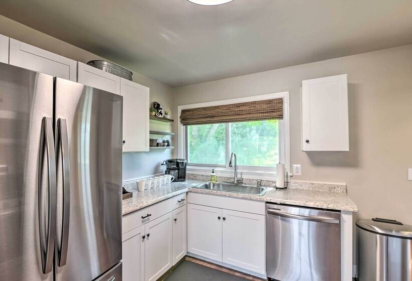 Morgantown Home W/ Patio: Near Wvu Football!