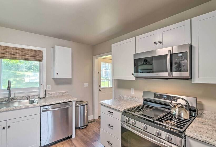 Morgantown Home W/ Patio: Near Wvu Football!