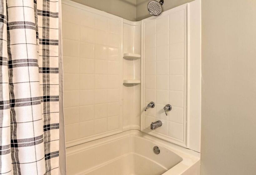 Morgantown Home W/ Patio: Near Wvu Football!