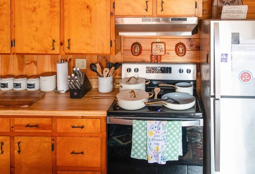 Secluded Cabin W/ Deck, Hot Tub & Lake Access!