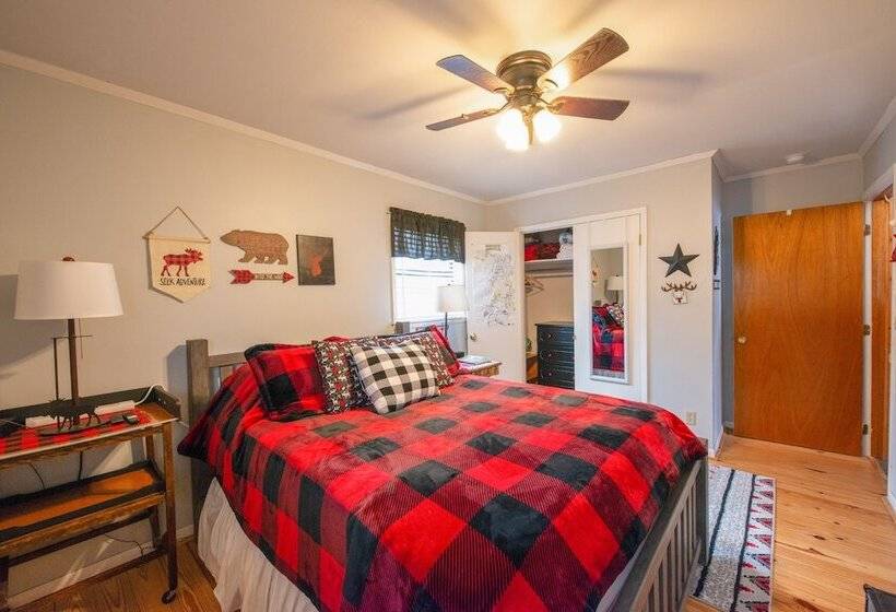 Secluded Cabin W/ Deck, Hot Tub & Lake Access!