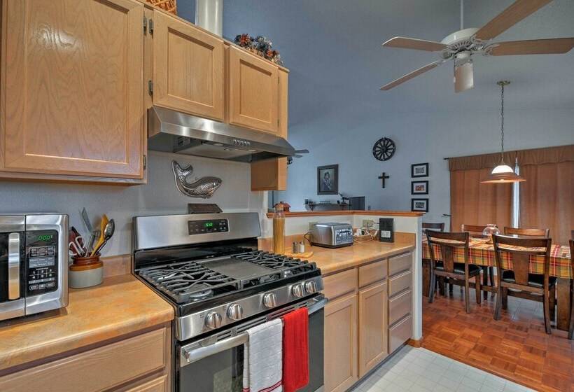 Munds Park Home W/ 3 Decks ~ 1 Mi Odell Lake!