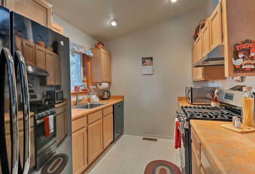 Munds Park Home W/ 3 Decks ~ 1 Mi Odell Lake!