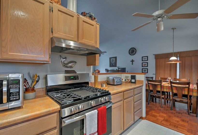 Munds Park Home W/ 3 Decks ~ 1 Mi Odell Lake!