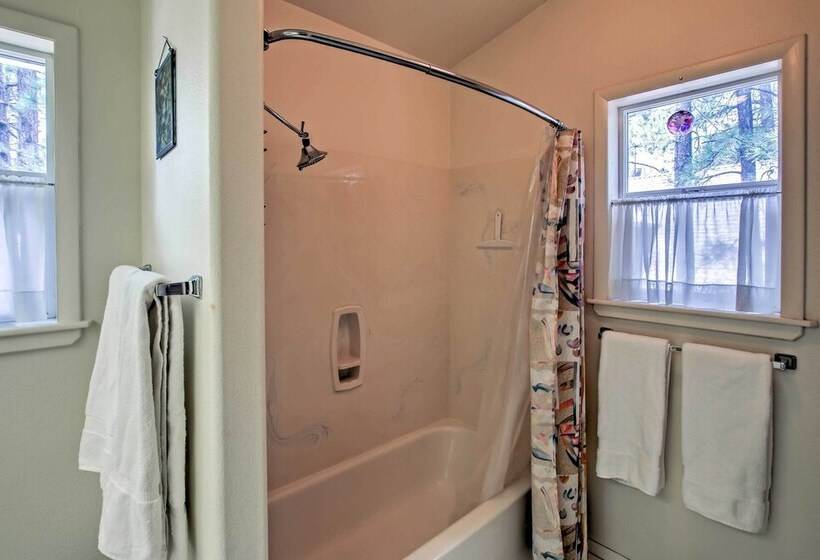 Munds Park Home W/ 3 Decks ~ 1 Mi Odell Lake!