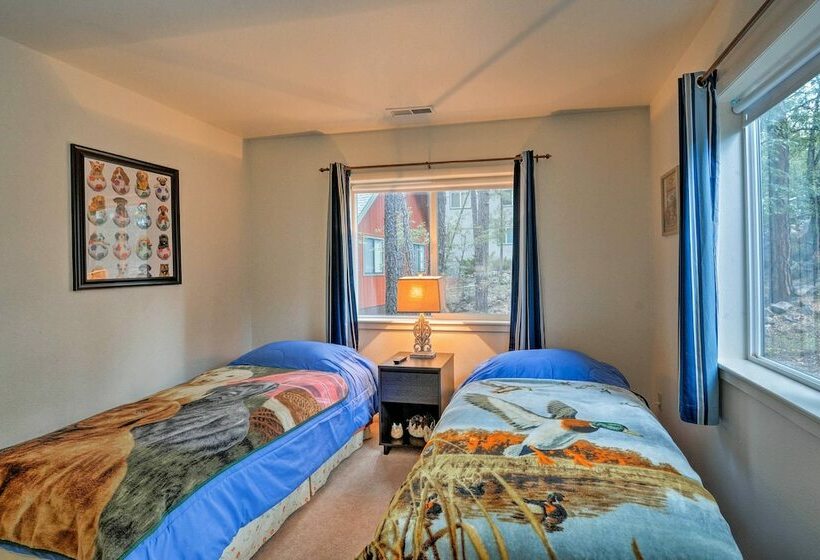 Munds Park Home W/ 3 Decks ~ 1 Mi Odell Lake!