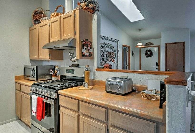 Munds Park Home W/ 3 Decks ~ 1 Mi Odell Lake!