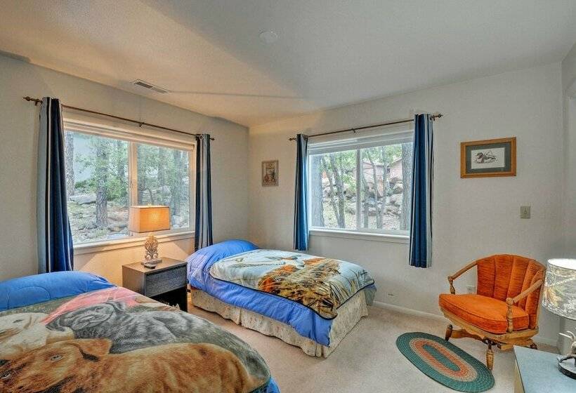 Munds Park Home W/ 3 Decks ~ 1 Mi Odell Lake!