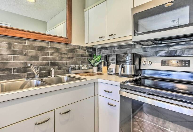 Myrtle Beach Retreat W/ Ocean Access & Porch!