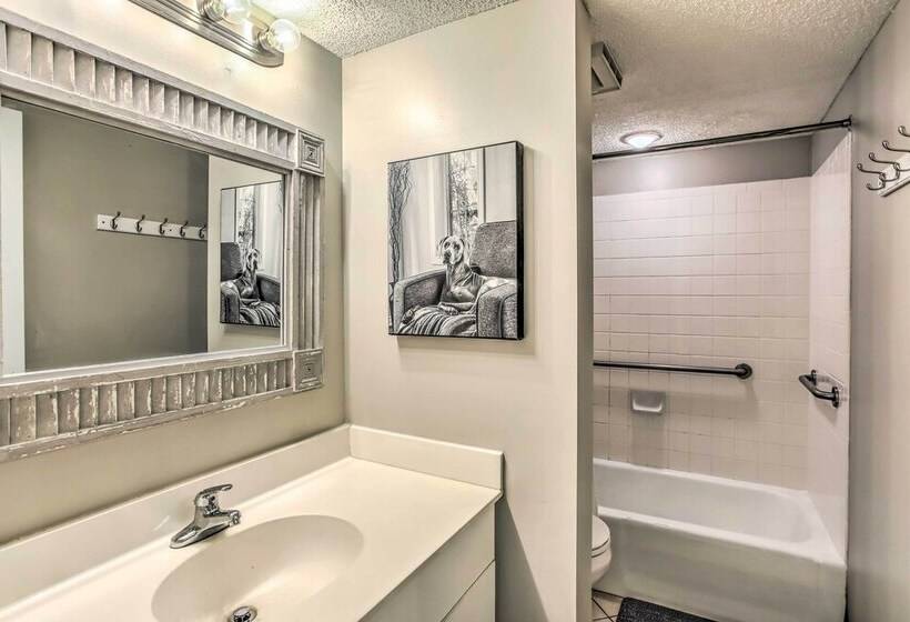 Myrtle Beach Retreat W/ Ocean Access & Porch!