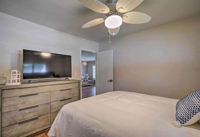 Naples Oasis W/ Screened Pool, Bike To Beach!