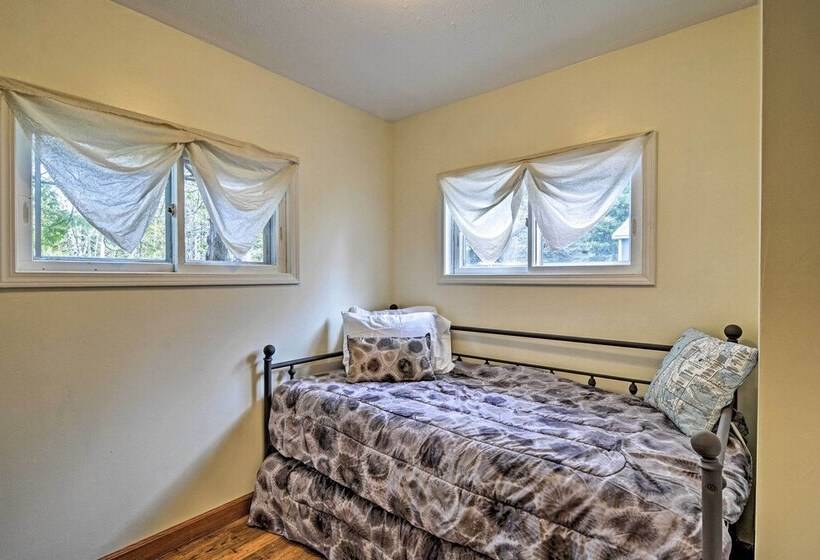 Nestle By Lake Charlevoix Cottage: Pets Welcome!