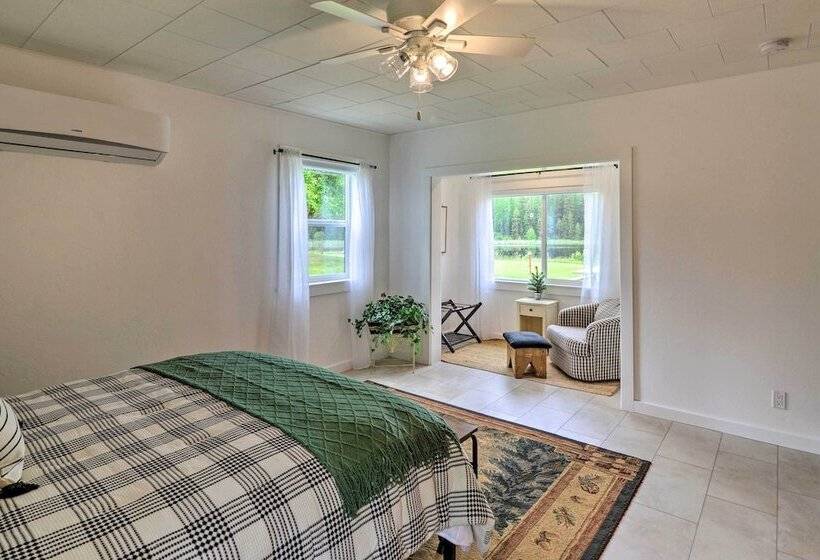 Newly Renovated, Eureka Lakefront Retreat!