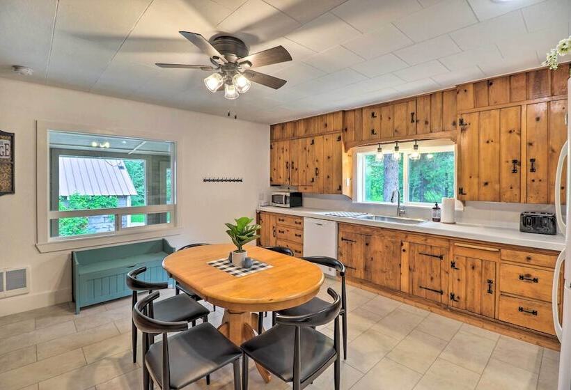 Newly Renovated, Eureka Lakefront Retreat!