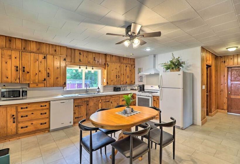 Newly Renovated, Eureka Lakefront Retreat!