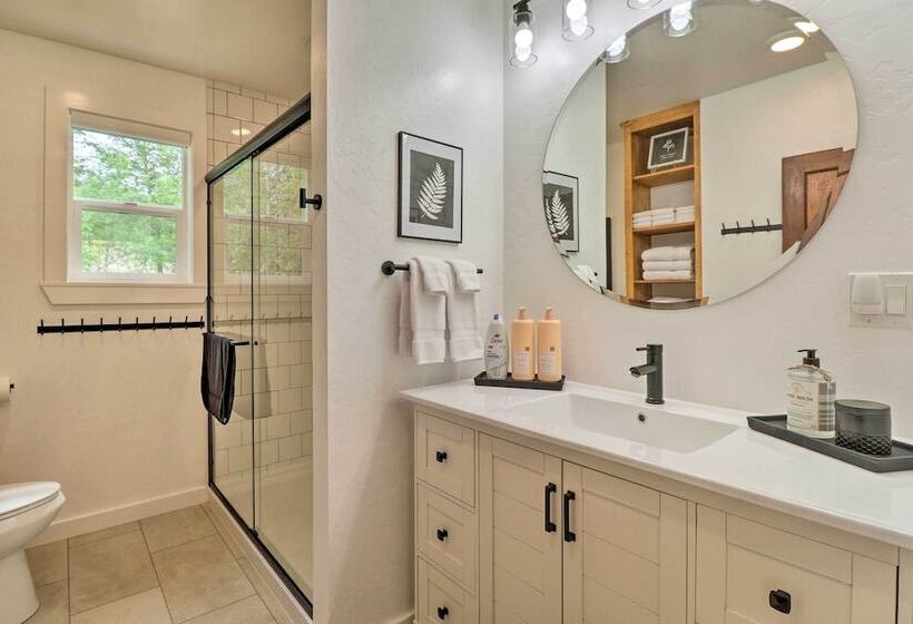 Newly Renovated, Eureka Lakefront Retreat!