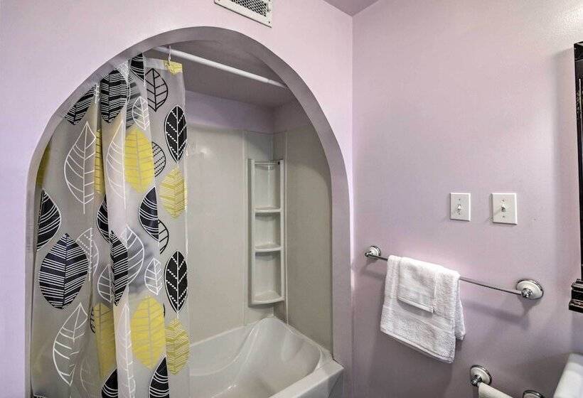 Historic Noblesville Home: Walk To Downtown Shops!