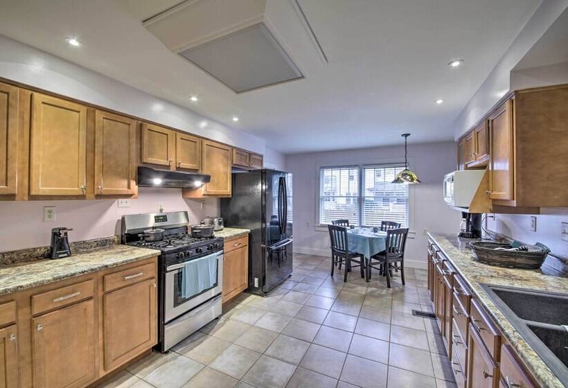 Historic Noblesville Home: Walk To Downtown Shops!