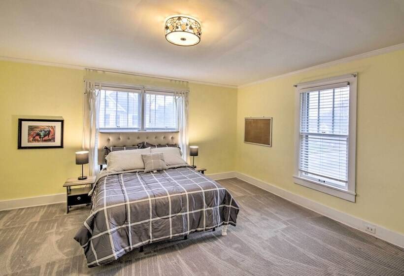 Historic Noblesville Home: Walk To Downtown Shops!