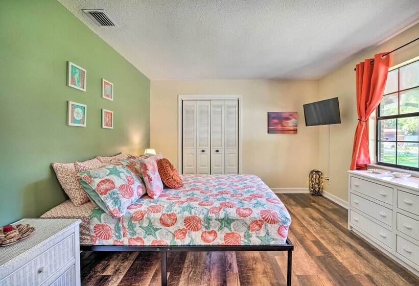 Pet Friendly Crystal River Home W/ Hot Tub!