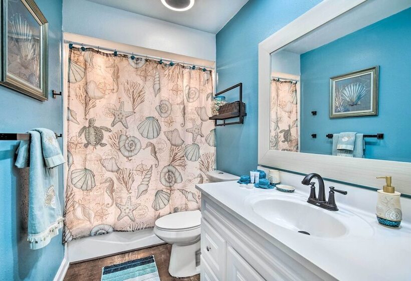 Pet Friendly Crystal River Home W/ Hot Tub!