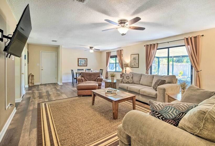 Pet Friendly Crystal River Home W/ Hot Tub!