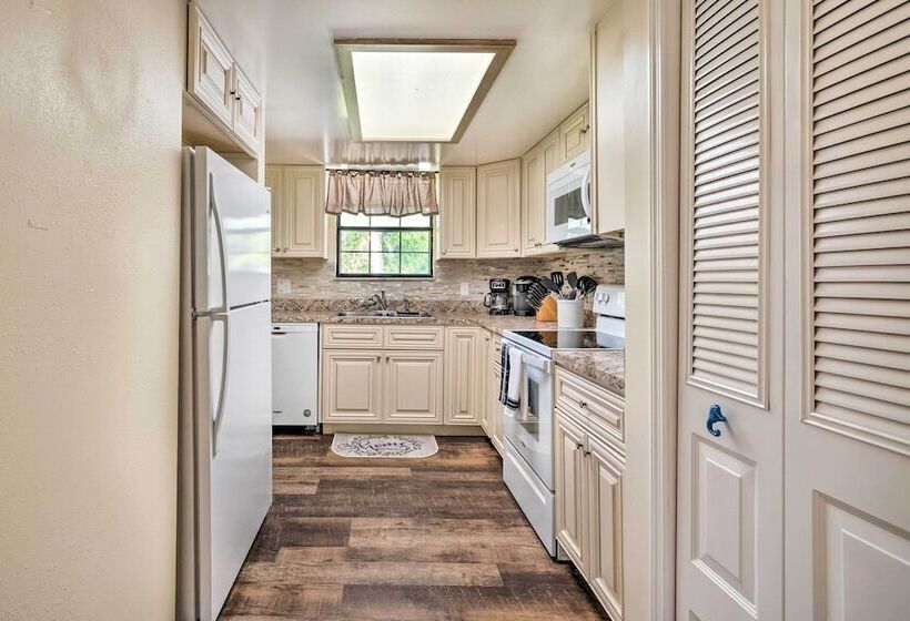 Pet Friendly Crystal River Home W/ Hot Tub!