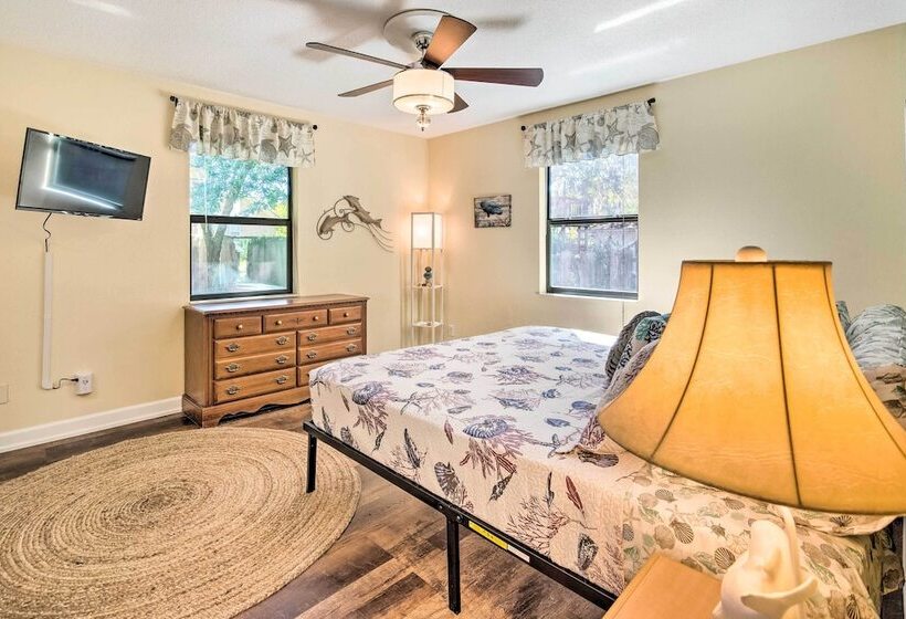 Pet Friendly Crystal River Home W/ Hot Tub!