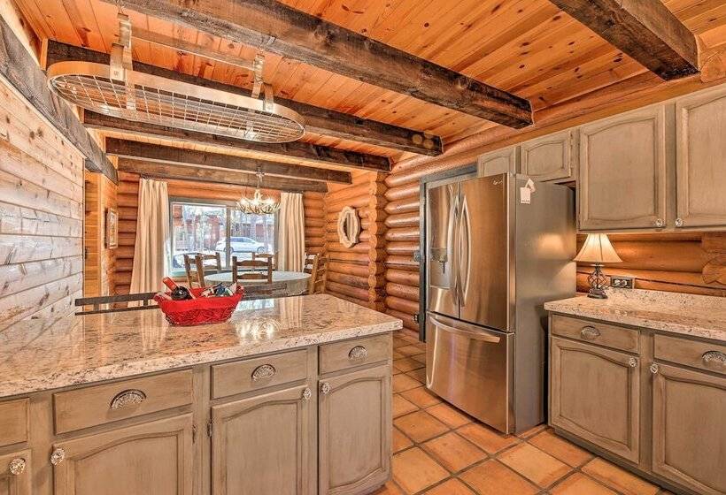 Near Dining, Hiking & Golf: Pinetop Log Cabin!