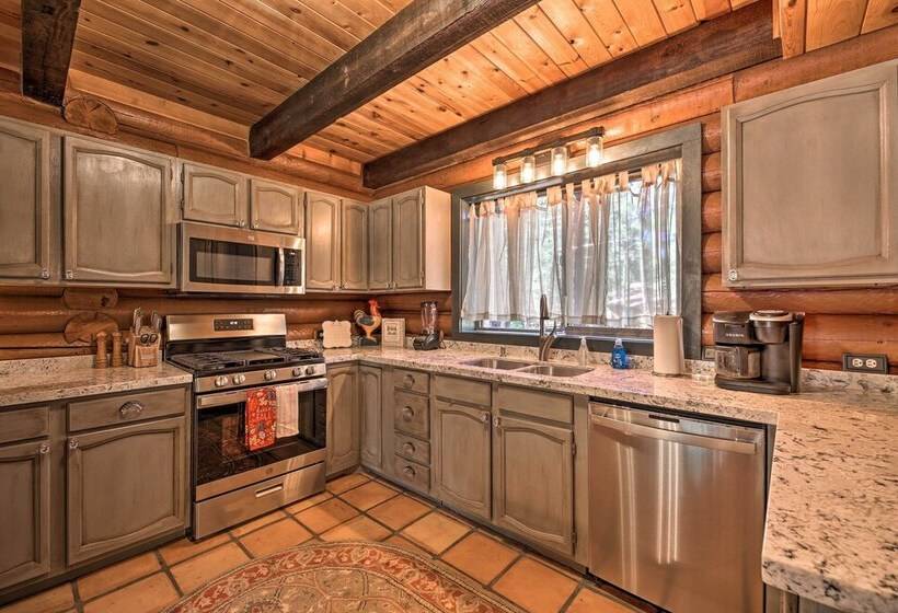 Near Dining, Hiking & Golf: Pinetop Log Cabin!