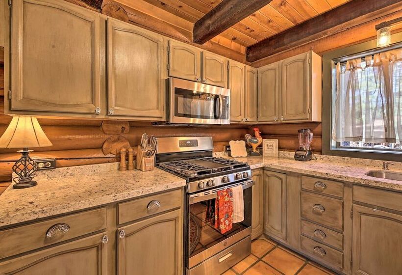 Near Dining, Hiking & Golf: Pinetop Log Cabin!