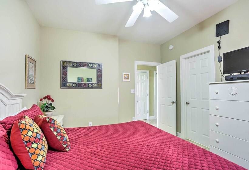 Gulf Shores Family Home W/ Deck, Walk To Beach!