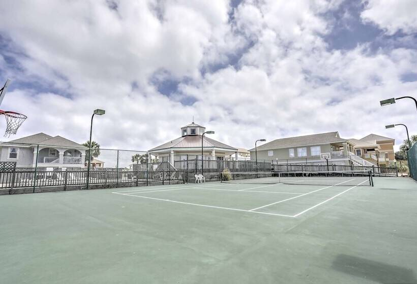 Gulf Shores Family Home W/ Deck, Walk To Beach!